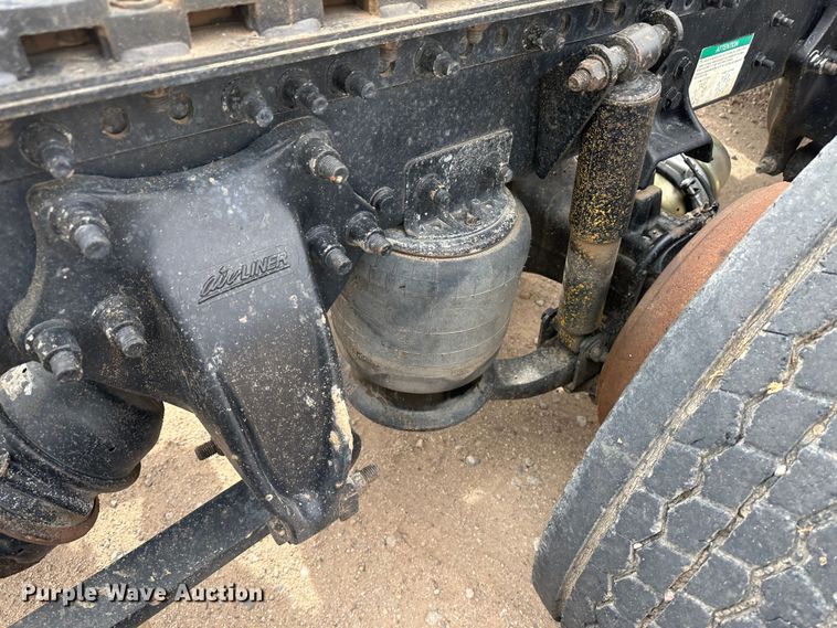 image for item DM2558 2005 Freightliner Columbia  semi truck