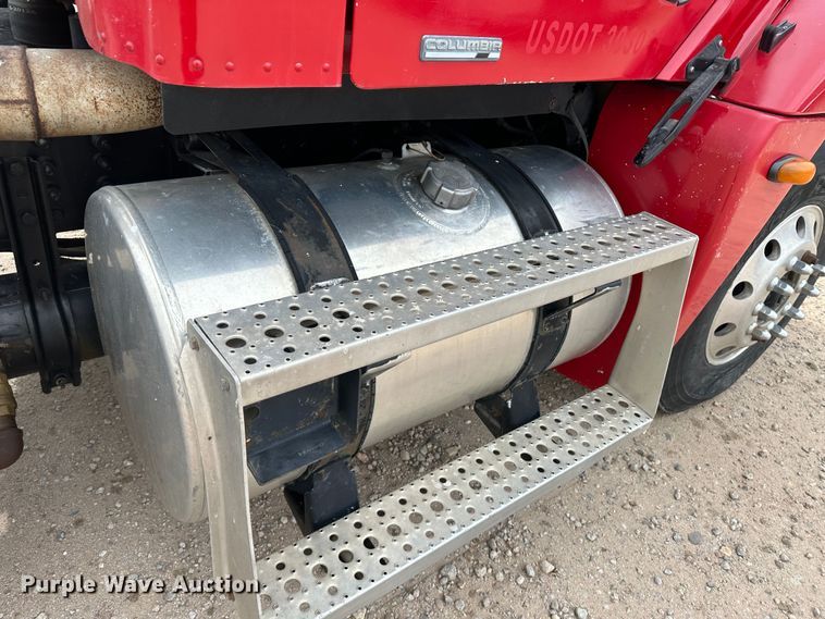 image for item DM2558 2005 Freightliner Columbia  semi truck