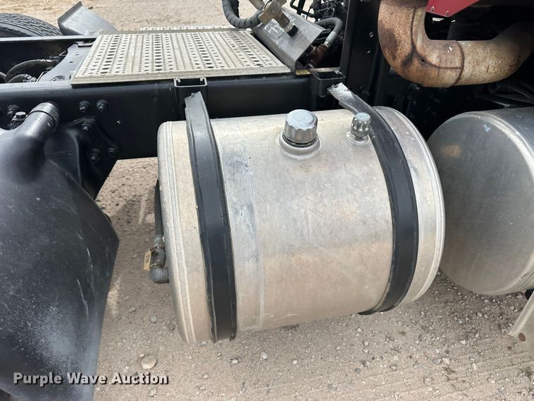 image for item DM2558 2005 Freightliner Columbia  semi truck