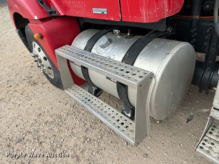 image for item DM2558 2005 Freightliner Columbia  semi truck