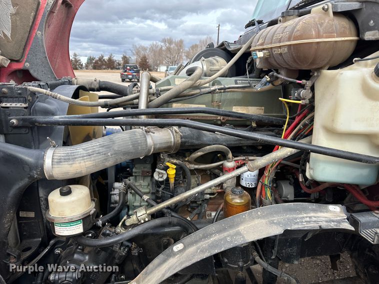 image for item DM2558 2005 Freightliner Columbia  semi truck