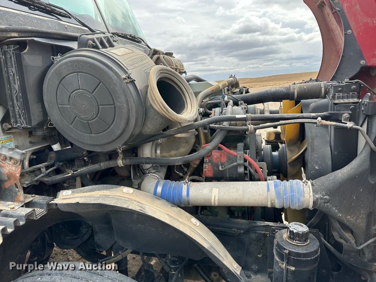 image for item DM2558 2005 Freightliner Columbia  semi truck