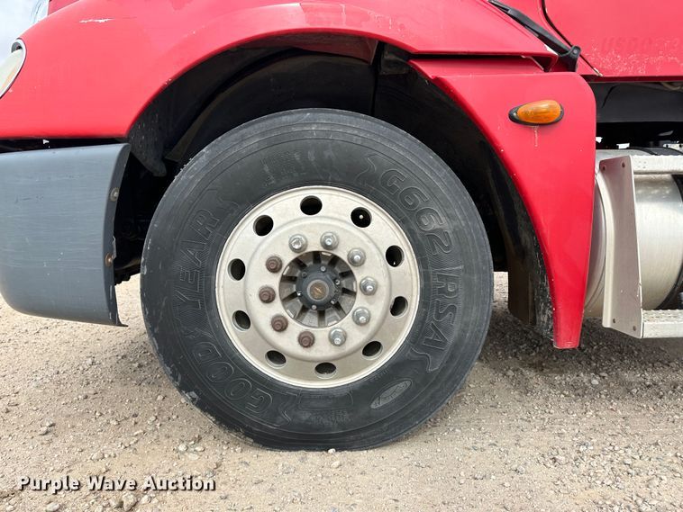 image for item DM2558 2005 Freightliner Columbia  semi truck