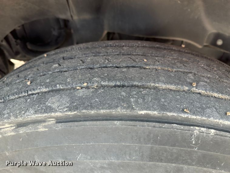 image for item DM2558 2005 Freightliner Columbia  semi truck