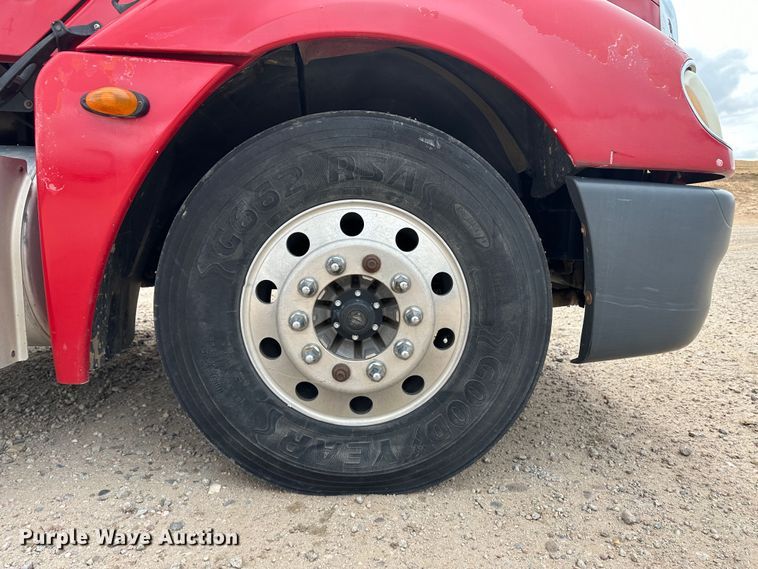 image for item DM2558 2005 Freightliner Columbia  semi truck