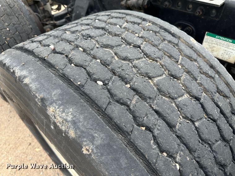 image for item DM2558 2005 Freightliner Columbia  semi truck