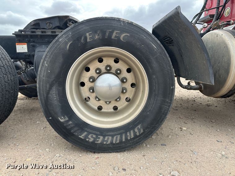 image for item DM2558 2005 Freightliner Columbia  semi truck