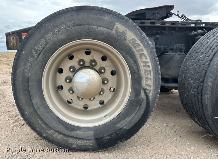 image for item DM2558 2005 Freightliner Columbia  semi truck