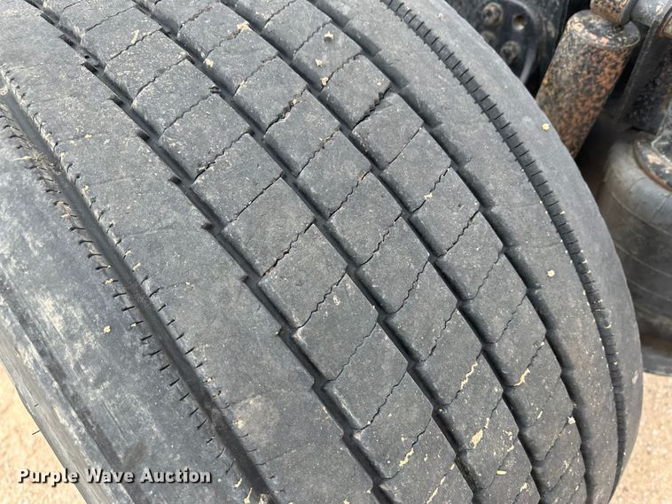 image for item DM2558 2005 Freightliner Columbia  semi truck