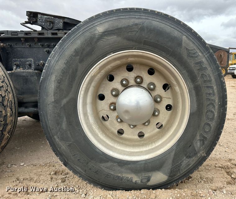 image for item DM2558 2005 Freightliner Columbia  semi truck