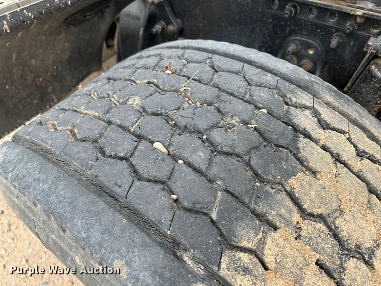 image for item DM2558 2005 Freightliner Columbia  semi truck