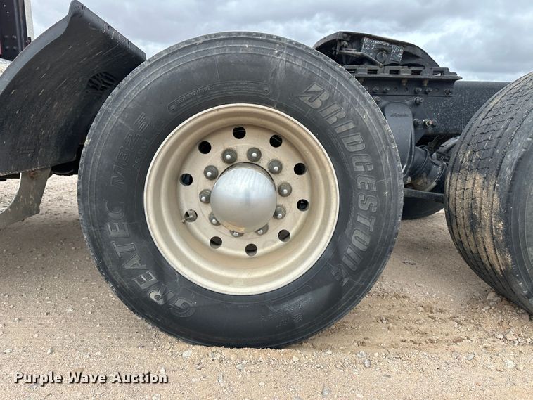 image for item DM2558 2005 Freightliner Columbia  semi truck