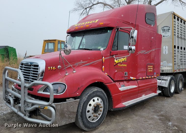 image for item DM8224 2005 Freightliner Columbia  semi truck