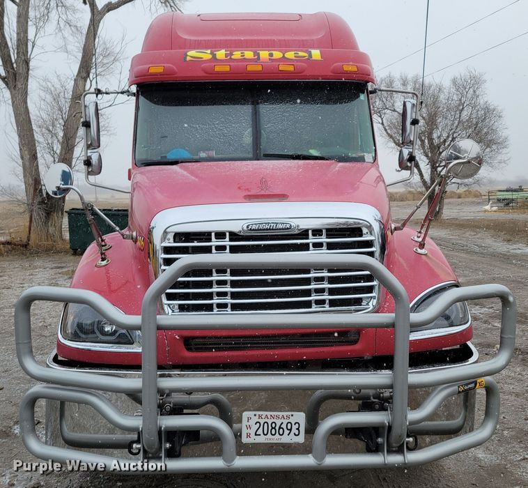 image for item DM8224 2005 Freightliner Columbia  semi truck