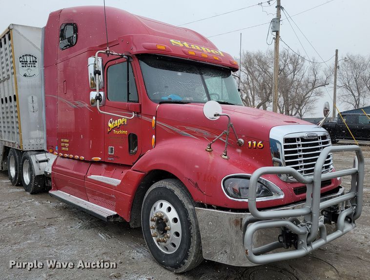 image for item DM8224 2005 Freightliner Columbia  semi truck
