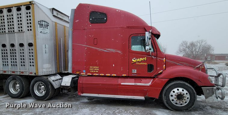 image for item DM8224 2005 Freightliner Columbia  semi truck