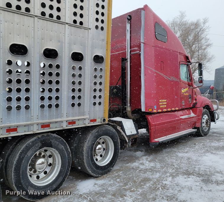 image for item DM8224 2005 Freightliner Columbia  semi truck