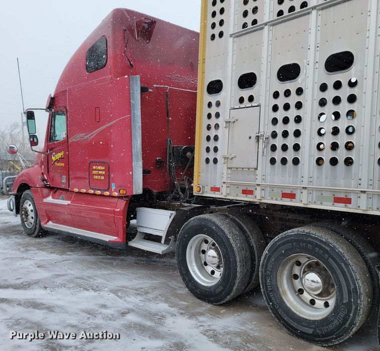 image for item DM8224 2005 Freightliner Columbia  semi truck