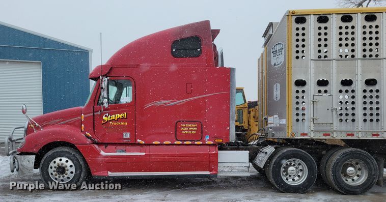 image for item DM8224 2005 Freightliner Columbia  semi truck