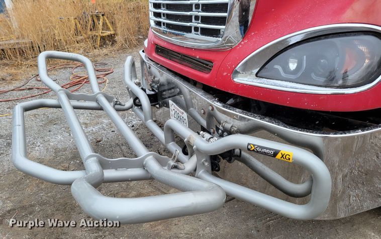 image for item DM8224 2005 Freightliner Columbia  semi truck