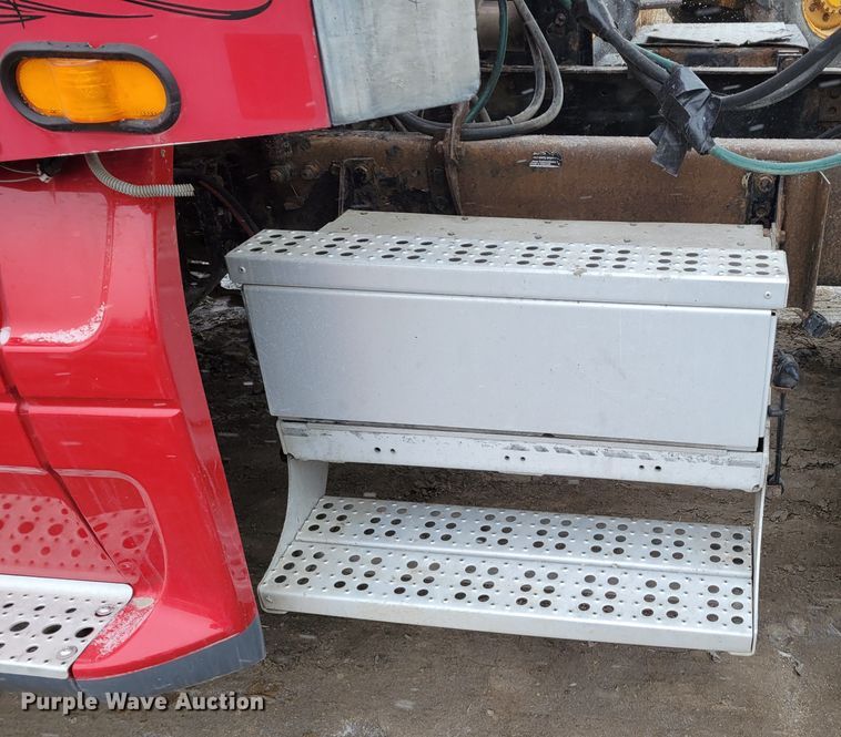 image for item DM8224 2005 Freightliner Columbia  semi truck