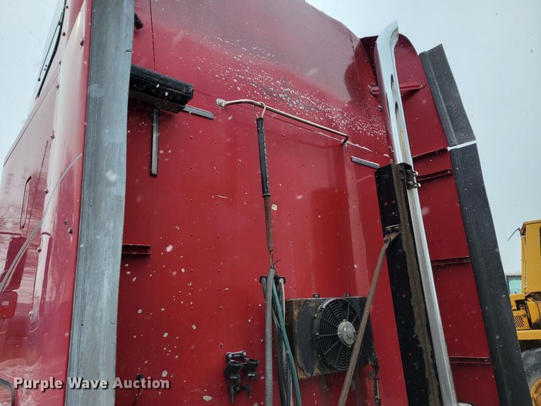 image for item DM8224 2005 Freightliner Columbia  semi truck