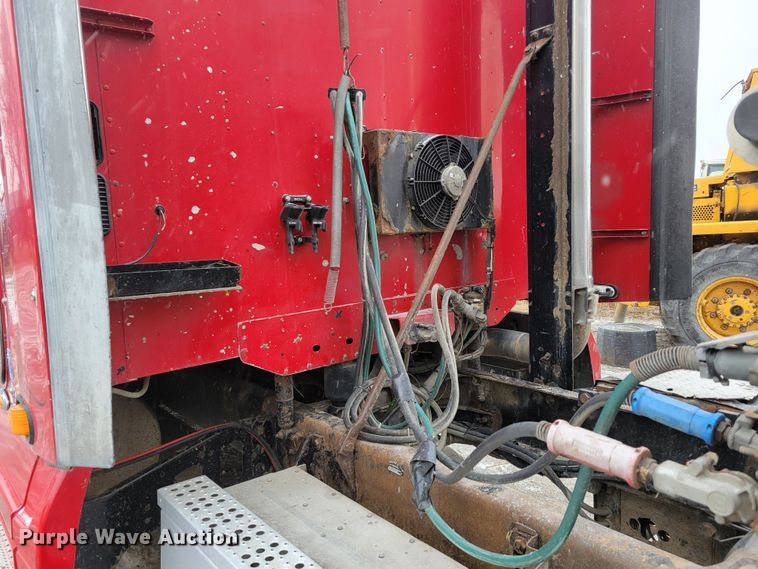 image for item DM8224 2005 Freightliner Columbia  semi truck