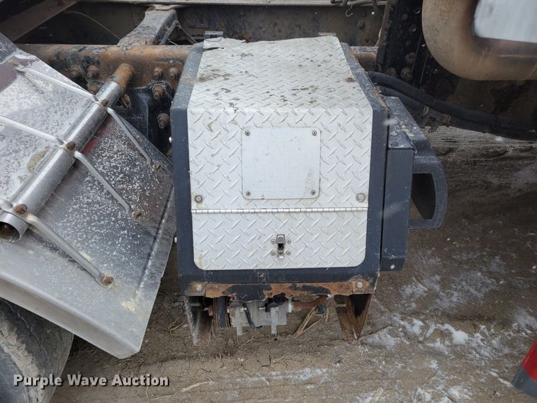 image for item DM8224 2005 Freightliner Columbia  semi truck