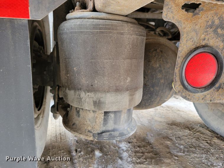 image for item DM8224 2005 Freightliner Columbia  semi truck