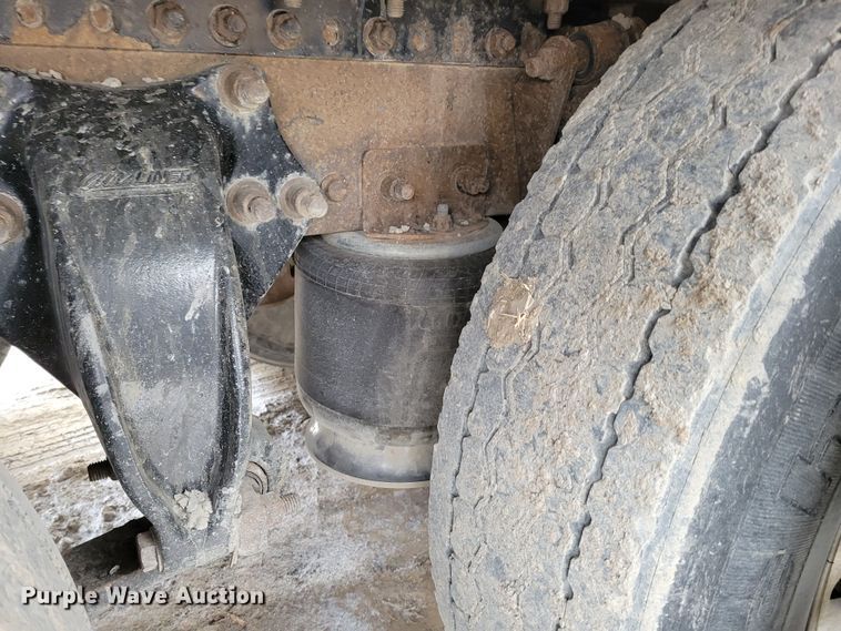 image for item DM8224 2005 Freightliner Columbia  semi truck