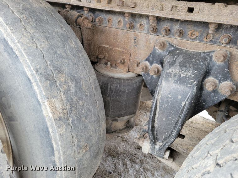 image for item DM8224 2005 Freightliner Columbia  semi truck