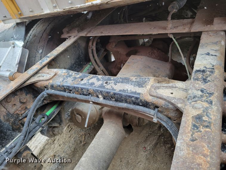 image for item DM8224 2005 Freightliner Columbia  semi truck