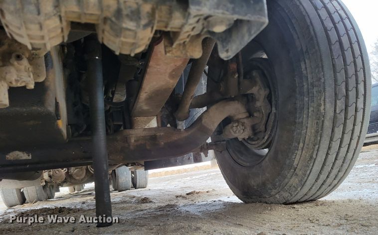 image for item DM8224 2005 Freightliner Columbia  semi truck