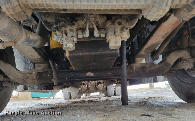 image for item DM8224 2005 Freightliner Columbia  semi truck