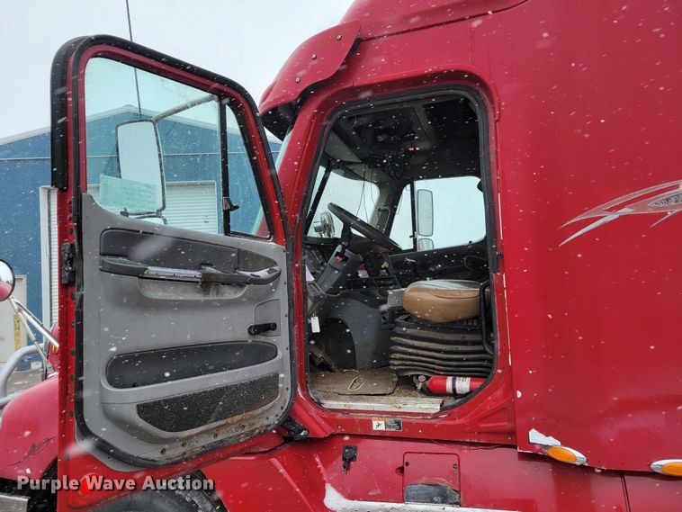 image for item DM8224 2005 Freightliner Columbia  semi truck