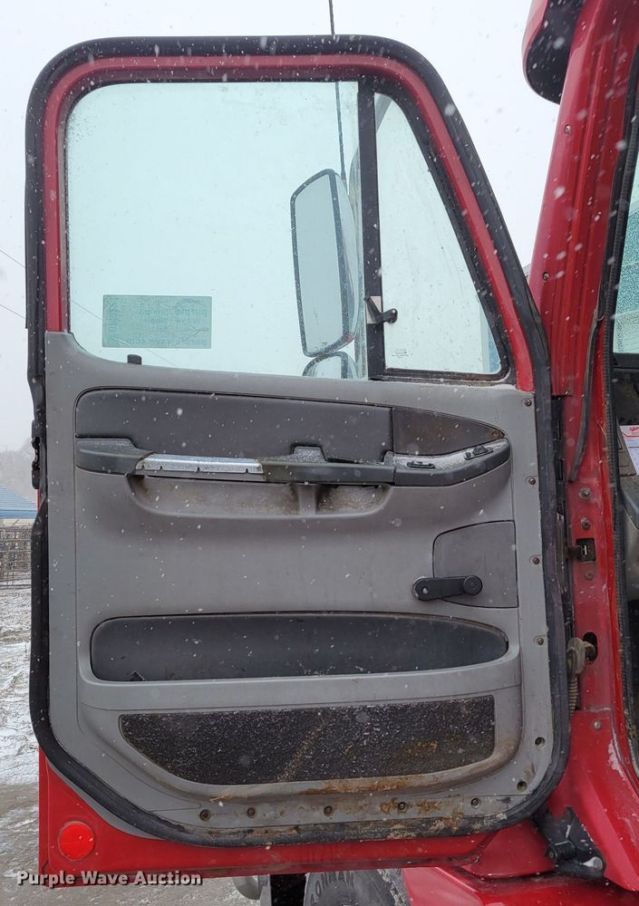 image for item DM8224 2005 Freightliner Columbia  semi truck