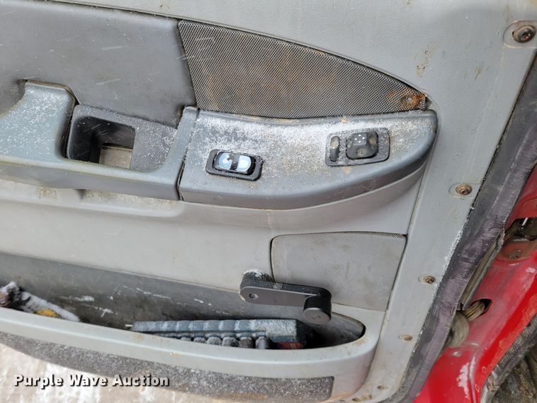 image for item DM8224 2005 Freightliner Columbia  semi truck