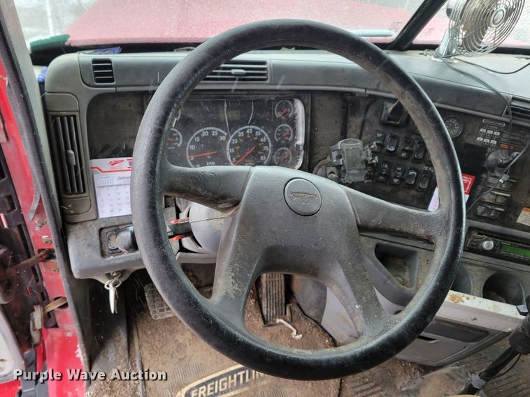 image for item DM8224 2005 Freightliner Columbia  semi truck