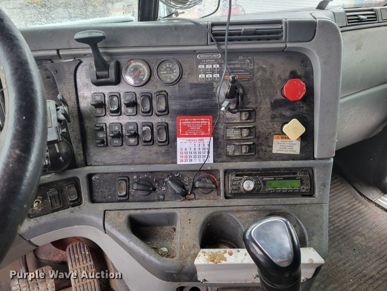 image for item DM8224 2005 Freightliner Columbia  semi truck