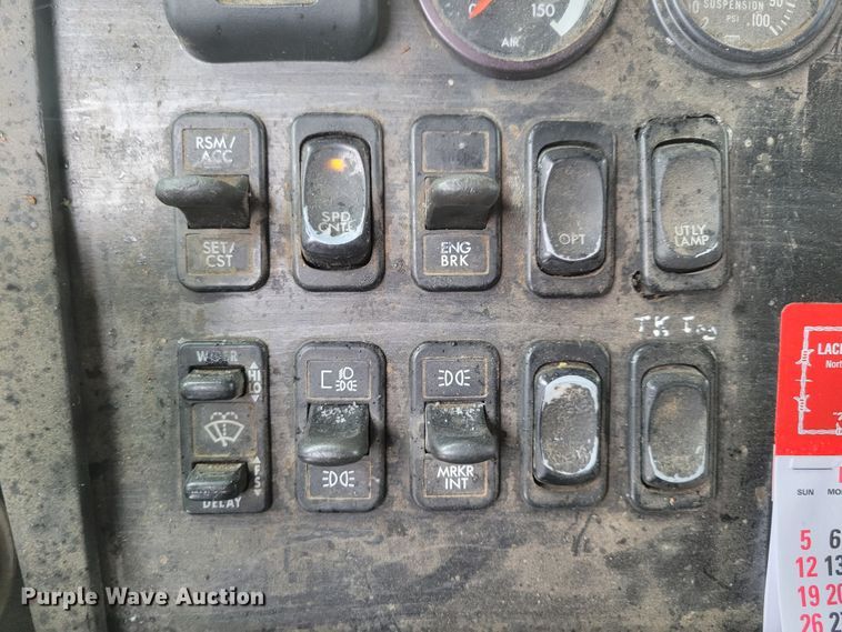 image for item DM8224 2005 Freightliner Columbia  semi truck