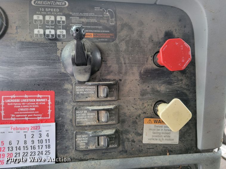 image for item DM8224 2005 Freightliner Columbia  semi truck