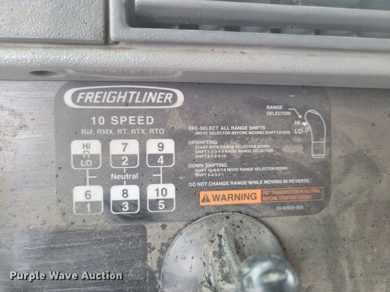 image for item DM8224 2005 Freightliner Columbia  semi truck