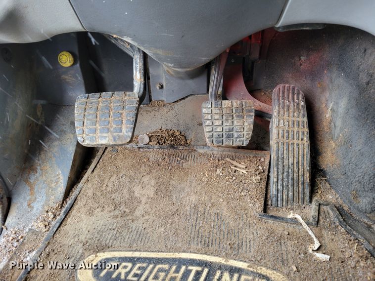 image for item DM8224 2005 Freightliner Columbia  semi truck