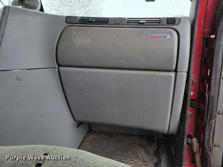 image for item DM8224 2005 Freightliner Columbia  semi truck