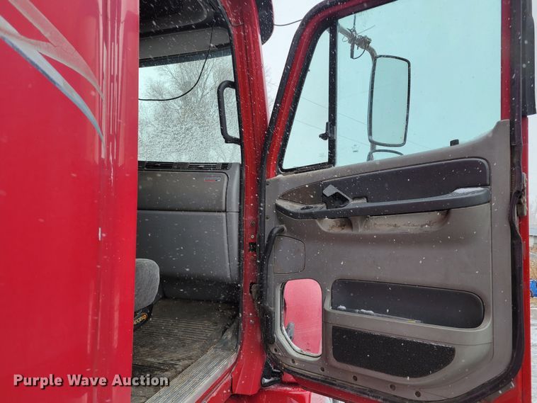 image for item DM8224 2005 Freightliner Columbia  semi truck