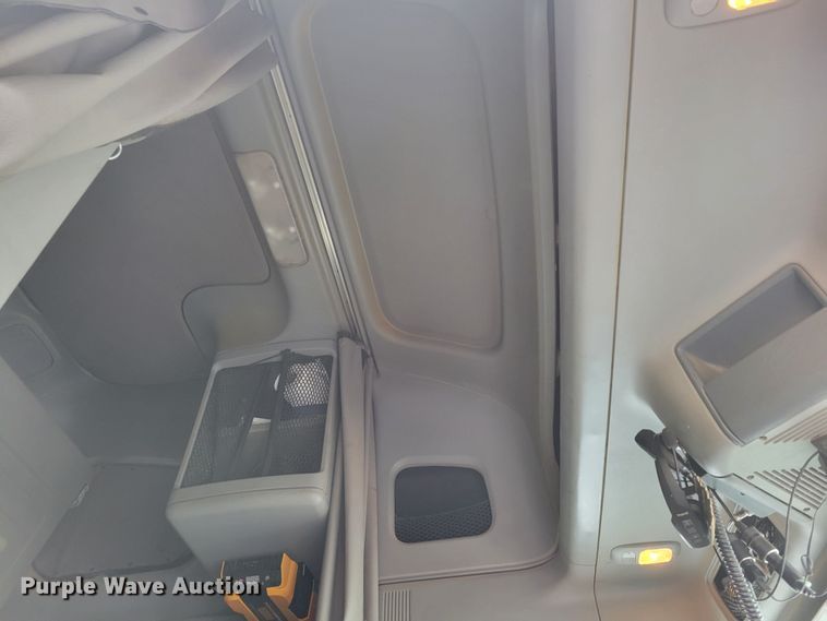 image for item DM8224 2005 Freightliner Columbia  semi truck