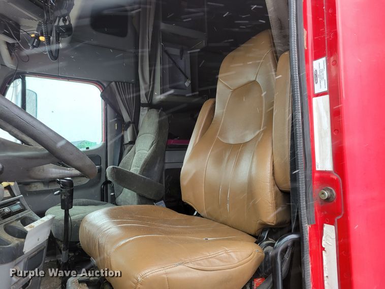 image for item DM8224 2005 Freightliner Columbia  semi truck