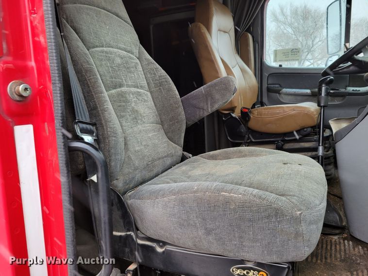 image for item DM8224 2005 Freightliner Columbia  semi truck