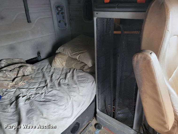 image for item DM8224 2005 Freightliner Columbia  semi truck