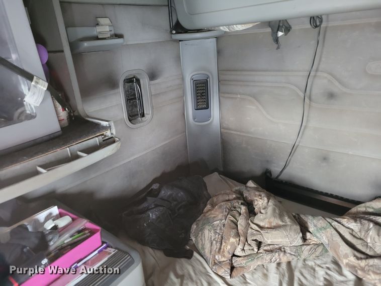 image for item DM8224 2005 Freightliner Columbia  semi truck